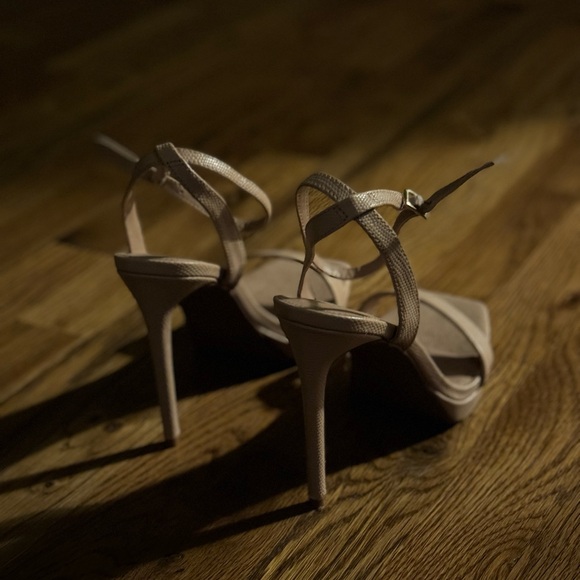 Classic Nude Heels w Square Toe - Picture 2 of 6